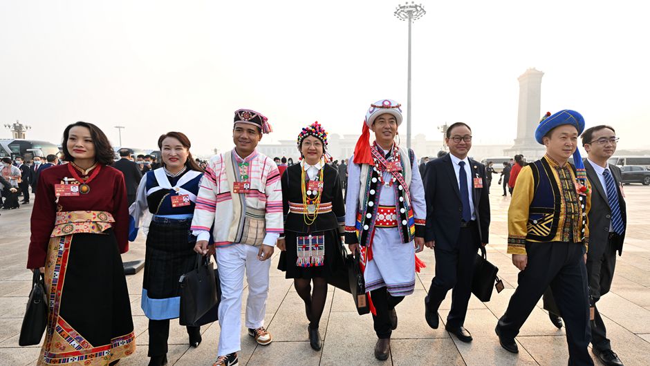 全国人大代表走向会场