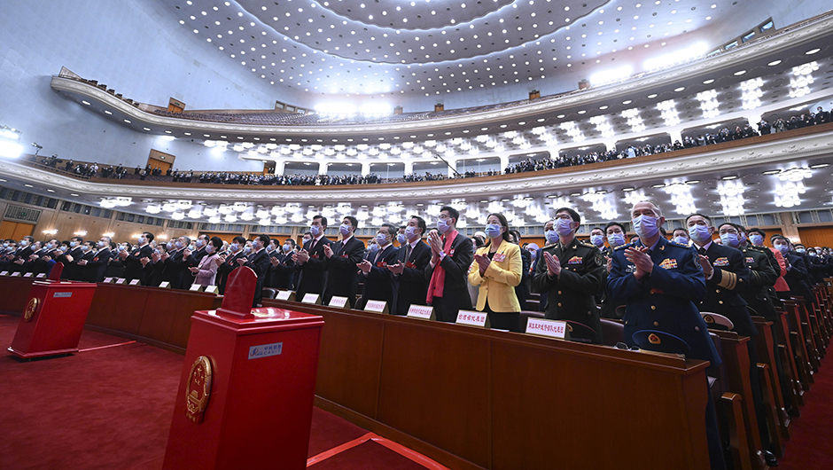 十四届全国人大一次会议举行第三次全体会议