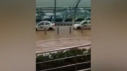 印度：新德里遭受暴雨袭击 机场积水严重